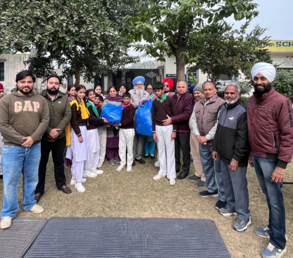 Basant Ritu Youth Club distributed jerseys to 147 children The club has been serving for 32 years Santosh Lalvani